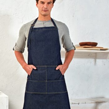 Ολόσωμη Ποδιά Τζίν PREMIER PR126 με εξώραφα, τσέπη 4 θέσεων και αντικέ πριτσίνια.