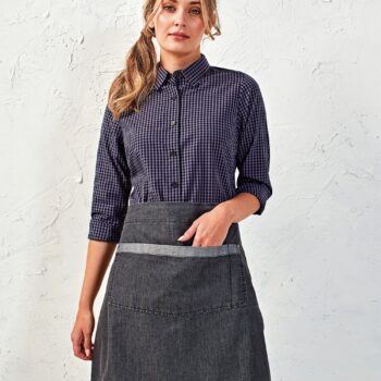 Κερωμένη Ολόσωμη Ποδιά Τζίν Με Δερματίνη PR136 'DIVISION' με θήκη για πετσέτα και μεταλλική αγκράφα.